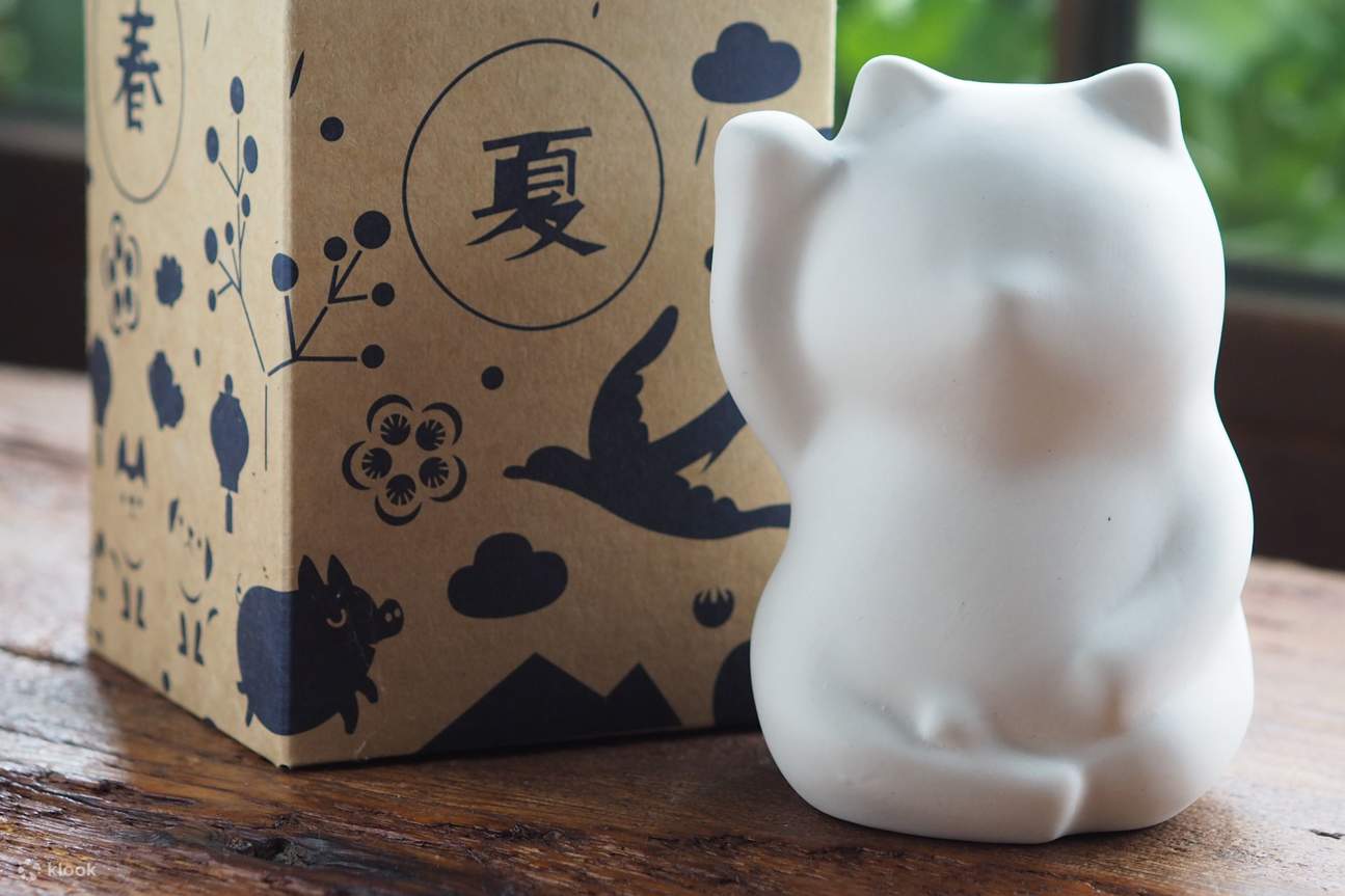 Esperienza artigianale di ceramica creativa per la prosperità: Gatto dorato e Taiwanese God of Wealth dipinti a mano